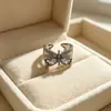 Anillo retro floral en tono café dorado, una pieza lujosa y única con un aire de alta gama, diseñado para apilar, con un borde de encaje, y perfecto para el dedo índice, ofreciendo un estilo moderno e individual