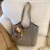 Bolsa Feminina Transfronteiriça 2025 Nova Moda High-End Retrô Simples Bolsa Tote de Grande Capacidade Bolsa de Ombro Balde para Deslocamento
