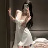 Camisola de seda gelada sexy para mulheres, para o verão, com sutiã embutido, acabamento em renda e confortável para ficar em casa