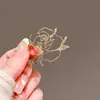 Broche Rosa Vazado para Mulheres, Design de Luxo Leve de Nicho, Alfinete de Metal, Corsage de Rosa Exquisito, Acessório de Roupa
