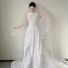 Fotografía de viaje vestido de novia 2026 modelo nuevo, vestido de recepción nupcial simple y elegante con una cola pequeña texturizada para salidas