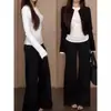 Top base de manga longa branca com decote V e caimento justo, perfeito para usar em camadas sob um casaco de outono, nova coleção 2026 feminina, look de outono precoce