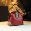 Bolsa Pequena de Couro Esculpido 2024 Nova Vintage Elegante Formato de Dumpling Moda Couro Genuíno Bolsa Feminina Estilo Nacional Ombro Único Transversal Bolsa de Mão para Mulheres