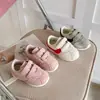 Zapatillas de entrenamiento alemanas de moda para niños 2026 primavera y otoño nueva versión coreana versátiles de retazos suela blanda para deportes al aire libre para niñas y niños