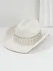 Sombrero vaquero western de fieltro blanco con pesada decoración de pedrería y borlas, adecuado para actuaciones, fiestas, sesiones de fotos y reuniones