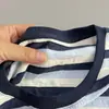 Camiseta de otoño nueva de manga larga a rayas beige y azul retro para mujer, cuello redondo, corte holgado, casual, versátil, top base adelgazante