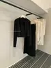 Colección Otoño 2026: Conjunto casual de tres piezas para mujer de alta gama con pantalones anchos en color negro y café, que incluye una chaqueta elegante y sencilla y un top de tirantes.