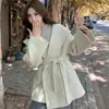 Abrigo corto de lana con cinturón, color leche almendra, para mujer, invierno, tacto de alta gama, para personas petite, estilo coreano, abrigo de lana reversible oversized