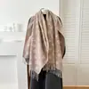 Novo cachecol de imitação de cashmere de cinco estrelas e quatro folhas para outono e inverno para mulheres, xale longo espesso com franjas feito de fio fiado no núcleo, atacado para transmissão ao vivo