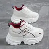 Tênis plataforma de sola grossa estilo "dad shoes" para mulheres, nova moda outono 2026, versátil, que aumenta a altura, de malha respirável, casual