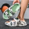Novas Pantufas de Moda Verão 2026 com Grafite para Homens, Pantufas Casuais Antiderrapantes com Toque Macio, Sapatos Esportivos de Praia de Dupla Finalidade