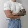 Malha de Gola Redonda com Manga Curta para Homens, Estilo Fino de Verão, Caimento Ajustado, Elástica, Moderna, Versátil, Texturizada, Camiseta de Manga Meia-Manga com Listras Verticais