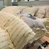Juego de colcha y faldón de cama jacquard teñido en hilo de cuatro piezas con bordado de encaje, juego de ropa de cama floral fresco y delicado de cuatro piezas