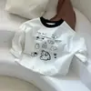 Nueva camiseta base de manga larga para niños 2026 nuevo estilo unisex color block para bebé cuello redondo camiseta top de corazón de dibujos animados primavera y otoño