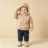 Casaco para Bebê 2026 Outono/Inverno Novo Bordado de Urso com Capuz Forrado de Fleece Roupas Quentes para Crianças Pequenas Corta-vento para Exterior