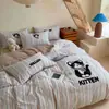 Conjunto de quatro peças em algodão lavado com estampa de desenho animado, bordado em relevo estilo INS, fofo conjunto de três peças em algodão puro para dormitório infantil