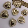 Suministro en stock hebilla de aleación de zinc para coser a mano con forma de mano y corazón, botón de pie, accesorios para ropa, hebilla decorativa, venta al por mayor