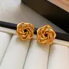 Pendientes de flor huecos esmerilados color oro y plata europeos y americanos para mujer, nuevos pendientes y accesorios de nicho de alta gama 2026