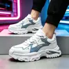 Sapatos Masculinos 2026 Novos Primavera e Outono Versátil Esportivo Casual Brancos Tendência para Adolescentes, Sola Grossa Aumenta Altura Workwear Sapatos de Pai