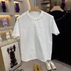 Nueva camiseta de moda de corte holgado con cuello redondo y manga corta con remaches y detalles en relieve para hombre, moda de primavera versátil casual calidad ropa de moda