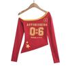 Camiseta de Manga Larga Estilo Americano Estilo Spice Girl con Estampado de Letras para Mujer Otoño 2024 Nuevo Top Irregular con Hombro Descubierto y Cuello Cruzado