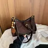 Bolso de Hombro para Mujer con Estampado de Leopardo 2026, Bolso Versátil tipo Dumpling para Hombro y Cruzado, Bolso de Gamuza para el Trabajo, Moda de Nicho con un Toque de Lujo