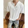 Camiseta Listrada Estilo Americano Novo com Textura Old Money, Gola Henley Solta de Manga Curta para Homens, Moderna e Versátil, Preta