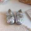Sapatos de couro para meninas, nova coleção primavera/outono 2026, sapatos infantis, sapatos de princesa para meninas pequenas, sapatilhas de sola macia, sapatos de bebê da moda