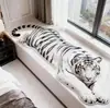 La alfombra de cachemir de imitación Amazon Tiger es resistente a la suciedad y suave, adecuada para la mesita de noche del dormitorio, fácil de mantener y adecuada para el sofá y la mesa de café de la sala de estar.