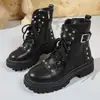 Botas Martin de sola grossa com rebites para mulheres, novo modelo outono e inverno 2026, tamanho grande, bico redondo, com cadarço, estilo britânico, com fivela de cinto, botas curtas
