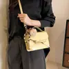 Bolsa Pequena Vermelha para Mulheres, Nova Tendência Estilo Coreano Primavera 2026, Bolsa Sela de Nicho, Bolsa Transversal Pequena Versátil Elegante de Alta Qualidade