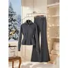 Conjunto de Roupa de Inverno para Mulheres: Estilo Jovem e Emagrecedor, Conjunto de Cardigã Suéter Cinza Escuro e Calça de Pernas Largas