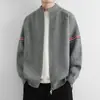 Nueva chaqueta cárdigan de tres rayas para hombre de otoño e invierno, cuello alto, corte casual holgado, estilo coreano, suéter casual de bloques de color con un toque de alta gama