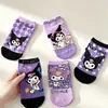 Calcetines para mujer primavera y verano nuevos dibujos animados japoneses lindos calcetines cortos morado versátil tendencia calcetines tipo barco stock al por mayor