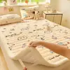 Juego de tres piezas de colchón de terciopelo de leche para uso doméstico, engrosado y cálido para invierno, adecuado para dormitorios estudiantiles, cama individual, protector de colchón y sábana bajera