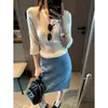 Além disso, a nova camisa de malha de manga média slim fit com gola henley de botões e meia-plaquete estilo coreano outono MQ1710