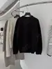 DestacadoYuran 26 Nueva Colección de Principios de Otoño: Hilo de algodón orgánico tejido a medida con detalles de nudos texturizados, creando una camisa de punto de manga larga atmosférica