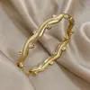 Lujo Ligero y de Gama Alta Estilo Europeo y Americano Pulseras de Ramas Onduladas con Hebilla de Diamante Pulseras de Acero Inoxidable Pulseras de Pareja Venta al por Mayor