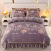 Conjunto de cama de quatro peças em veludo de leite espesso grau A, incluindo uma saia de cama, um lençol de peça única de peso elevado e um conjunto de capa de edredom dupla face em veludo de três peças para o inverno