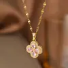Collar de Acero de Titanio Dongguan para Mujer con Colgante en Forma de Corazón de Diamante Rosa Microincrustado, Cadena para Clavícula Versátil y de Moda Chapada en Oro de 18 Quilates