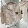 2025 Nuevo Otoño Estilo Coreano Ropa Infantil Niñas Oso Bordado Mangas Largas Pantalones Conjunto de Ropa para el Hogar Pijama de Cuadros para Bebé