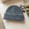 Venta al por mayor de fábrica de gorros de punto listos para enviar, sencillos, suaves y acogedores para hombres y mujeres, con una mezcla de lana para mayor calidez y protección para los oídos en invierno