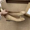 Primeiro Encontro com os Novos Sapatos Slip-On de Camurça Vermelha da Estação Primavera para Mulheres, Apresentando uma Sola Grossa e um Design Baixo, Perfeitos para Combinar com Saias Amarelas