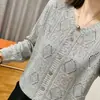 Suéter tejido de punto con cuello en V y diseño floral calado para mujer, nuevo modelo de otoño 2026, diseño de un solo botón, top de suéter holgado y favorecedor