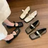Novos sapatos de alça única estilo coreano com fivela de metal 2026, fivela francesa, sapatos Mary Jane versáteis de bico quadrado e mocassins para outono e inverno