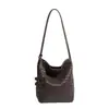 Bolso de hombro con colgante floral tejido simple estilo coreano y japonés, nuevo 2026, bolso de mano versátil casual para el trabajo, vintage, con estampado de letras
