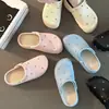 Chinelos Fechados Modernos de Cor Sólida com Tachas 2026 Solado Grosso Antiderrapante Slip-On Doce para Meninas Aumento de Altura Meio Chinelo Preguiçoso
