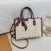 Comércio Exterior Atacado Bolsas Femininas 2026 Novo Modelo Ombro Único Transversal Pequena Quadrada Tendência Monograma Letra Retrô Bolsa de Trabalho Luxo Leve