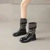 Botas de moda estilo vintage, com acabamento desgastado, para mulheres, coleção outono/inverno 2026, apresentando um acabamento com lavagem de cor, saltos grossos, solas espessas, um detalhe de fivela de cinto e um design franzido na altura da panturrilha.