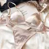 Suprimento de Comércio Exterior Europeu e Americano Francês Sexy Cetim Triângulo Copo Lingerie Fina Sem Fio Confortável Conjunto de Sutiã Calcinha T